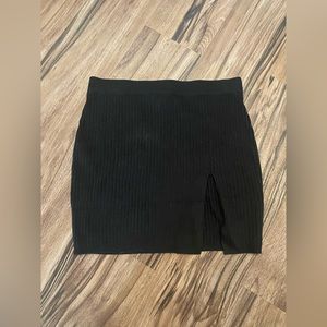 Ribbed skirt with slit